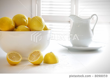 Lemons in large bowl on table 8098059