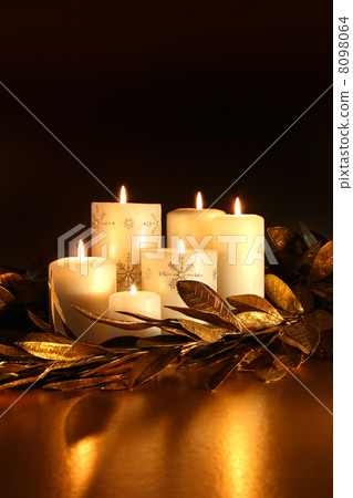 White candles with gold leaf garland White candles with gold leaf garland 8098064