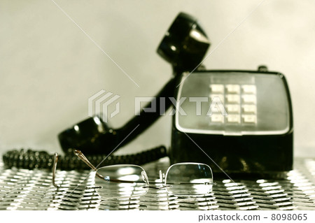 Black vintage telephone Black vintage telephone 8098065