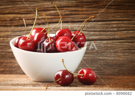 Red cherries in bowl on barn wood Red cherries in bowl on barn wood 8098082
