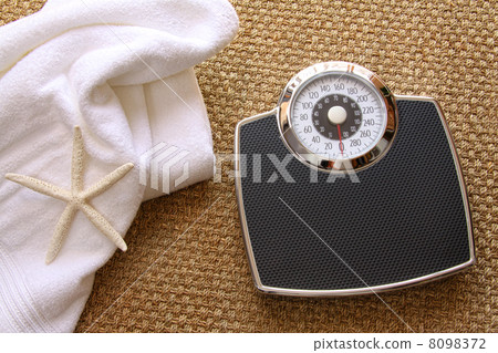 Weight scale with towel on carpet 8098372