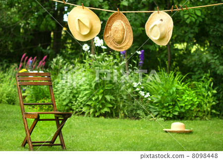Straw hats on an old clothesline 8098448