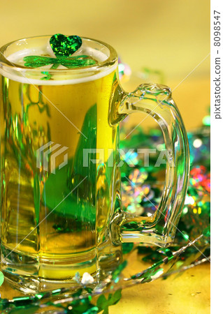 Green shamrock and beer Green shamrock and beer 8098547