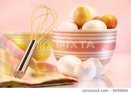 Brown and white eggs 8098664