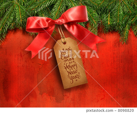 Pine branches with gift tag 8098820