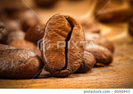 Closeup shot of a coffee bean on wood 8098943