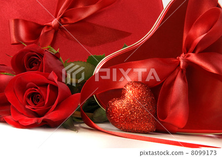 Chocolate boxes with red satin ribbons and roses Chocolate boxes with red satin ribbons and roses 8099173