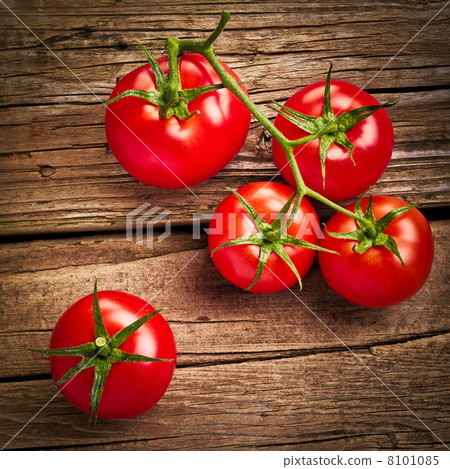 Fresh organic ripe tomatoes on wooden table - Stock Photo [8101085] - PIXTA