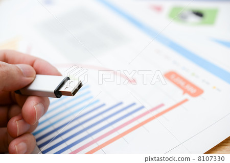 有USB存儲器的男士 8107330