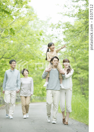 Three generation family walking in fresh green 8107512