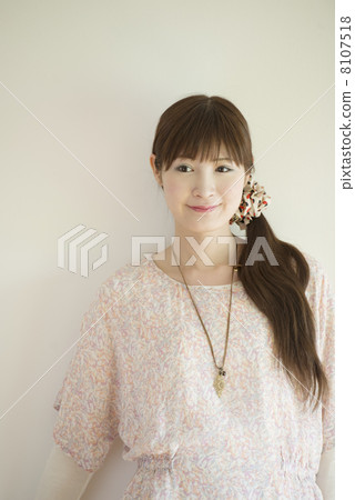 二十多歲的婦女的肖像 二十多歲的婦女的肖像 8107518