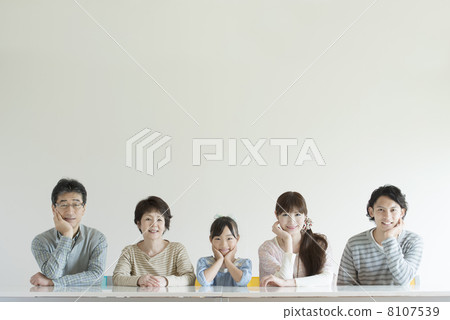 坐在椅子和微笑的三世代家庭 坐在椅子和微笑的三世代家庭 8107539