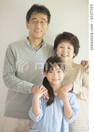 Cuddling grandparents and grandchildren 8107564