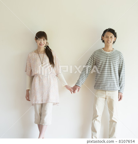 一對夫婦手牽著手 8107654