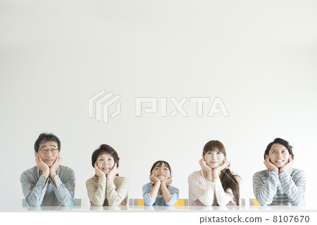 微笑與面頰的三世代家庭 微笑與面頰的三世代家庭 8107670