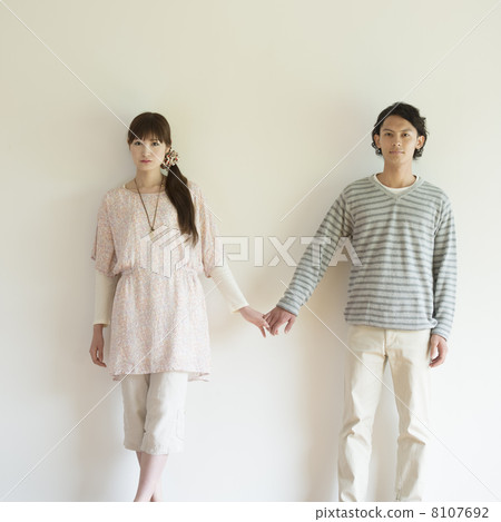 一對夫婦手牽著手 8107692