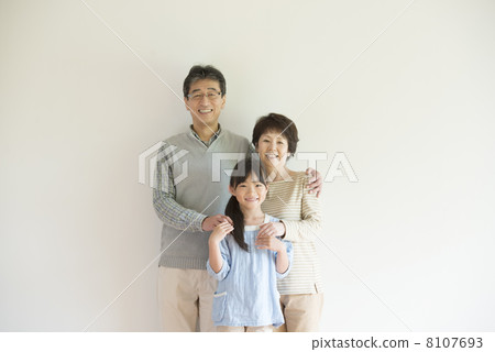 Cuddling grandparents and grandchildren 8107693