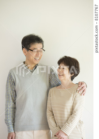 Senior couple smiling 8107767