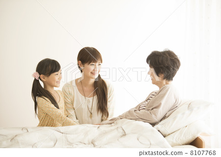 來到祖母婚姻的母親女孩 8107768