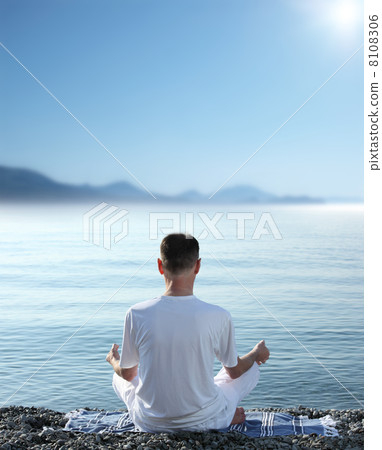 Man relaxing on the beach 8108306