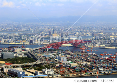 口岸橋樑的鳥瞰圖從大阪Nanko中央公園的在天空 口岸橋樑的鳥瞰圖從大阪Nanko中央公園的在天空 8108868
