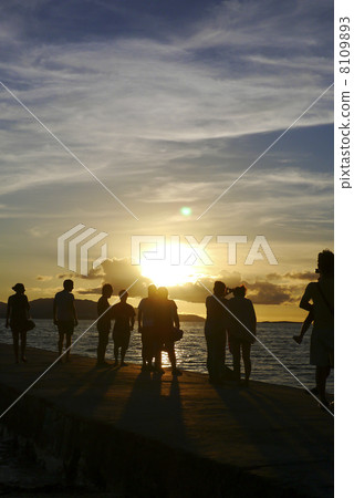 人們聚集在日落時分 8109893
