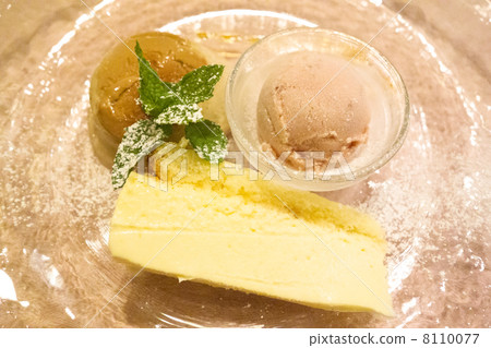 芝士蛋糕和冰淇淋 芝士蛋糕和冰淇淋 8110077