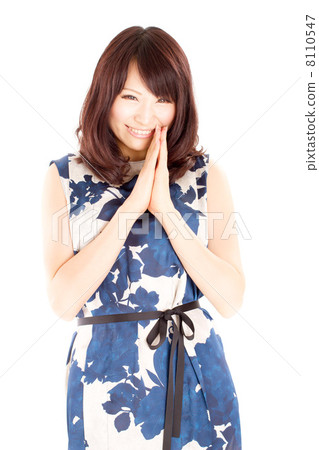 阿拉斯女人愉快地笑著帶著清爽的夏天衣服的充分微笑 8110547