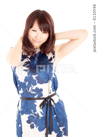 一個性感姿勢的女孩，性感的衣服打開肩膀 8110548