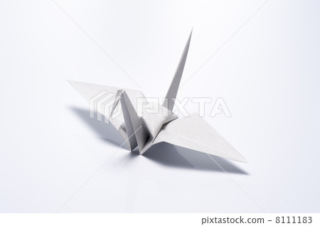 在白色背景的白色被折疊的起重機 8111183