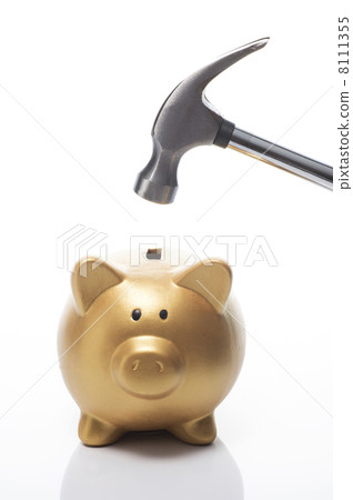 A golden piggy bank and a hammer 8111355