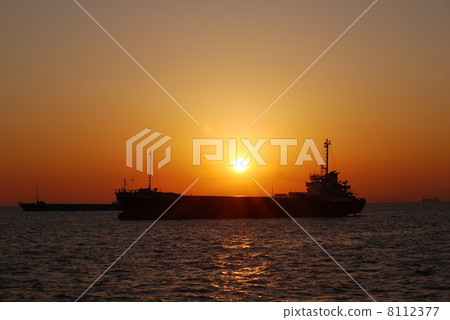 The silhouette of the ship and the rising view of Asahi 8112377