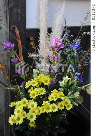 Flower arrangement in autumn Flower arrangement in autumn 8112378