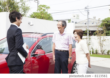 An elderly couple An elderly couple 8113561