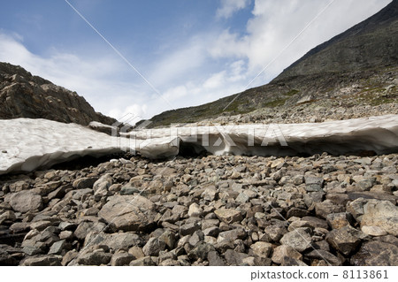 Melting snow along the Besseggen hiking trail (National Park Jot Melting snow along the Besseggen hiking trail (National Park Jot 8113861