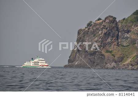Summer Shiretoko Tourist Boat Aurora 8114041