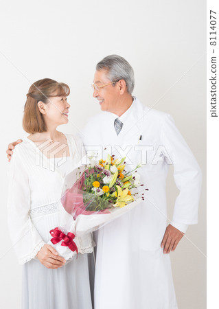Senior couple (doctor) Senior couple (doctor) 8114077