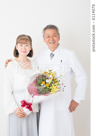 Senior couple (doctor) 8114078