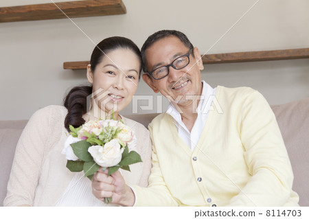 A couple with a bouquet 8114703
