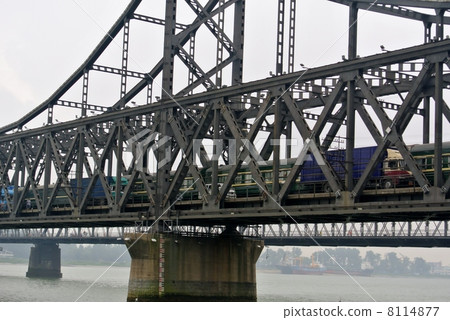 火車，汽車，人們在早上過橋（中國·丹東） 8114877