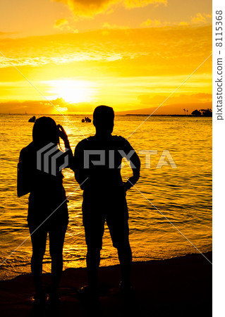 兩個人在夕陽下 兩個人在夕陽下 8115368