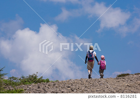 Parent and child under trekking Parent and child under trekking 8116281