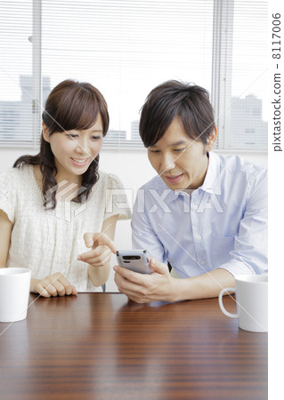 A couple that operates a smartphone 8117006