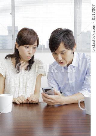 A couple that operates a smartphone 8117007