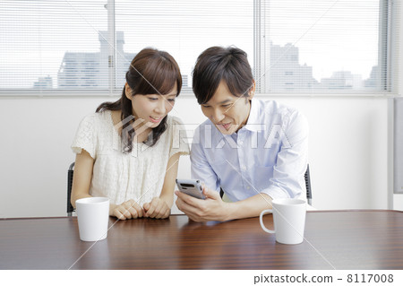 A couple that operates a smartphone 8117008