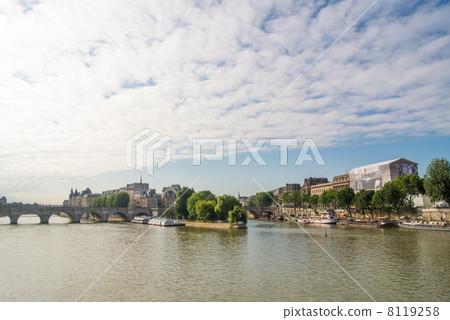 巴黎塞納河和Iwashi Cloud 巴黎塞納河和Iwashi Cloud 8119258
