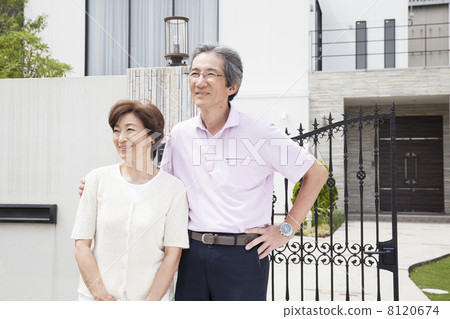 An elderly couple An elderly couple 8120674