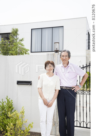 An elderly couple 8120676