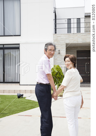 An elderly couple 8120805