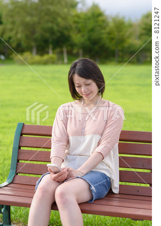 聽到在智能手機的音樂的婦女 8121247